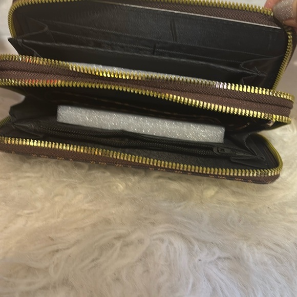 Designer Wallet - Picture 3 of 11